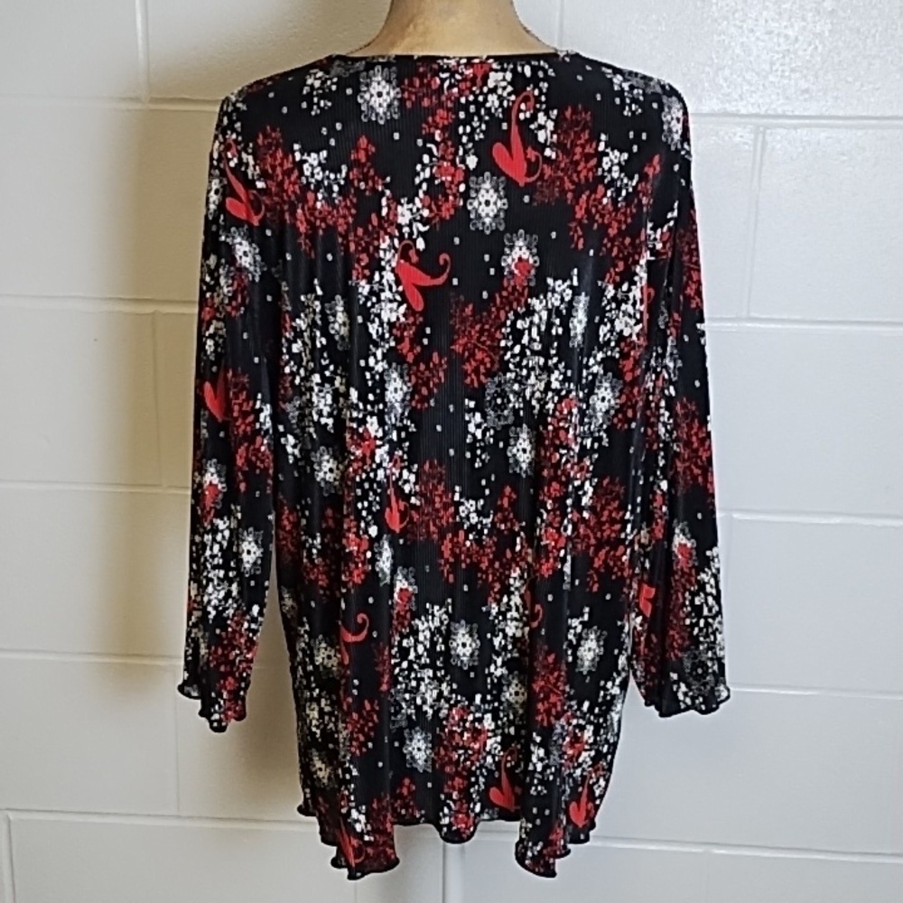 CJ Banks Abstract Heart Floral Accordion Pleat Lightweight V-neck Top Layer Look - Picture 2 of 10